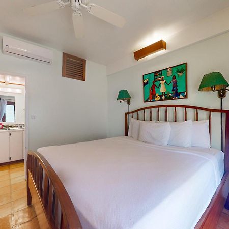 Beachside Villas Gold Standard Certified Placencia Rum bild