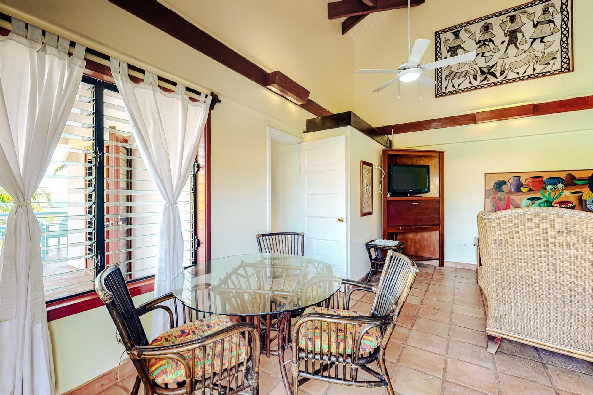 Beachside Villas Gold Standard Certified Placencia Rum bild