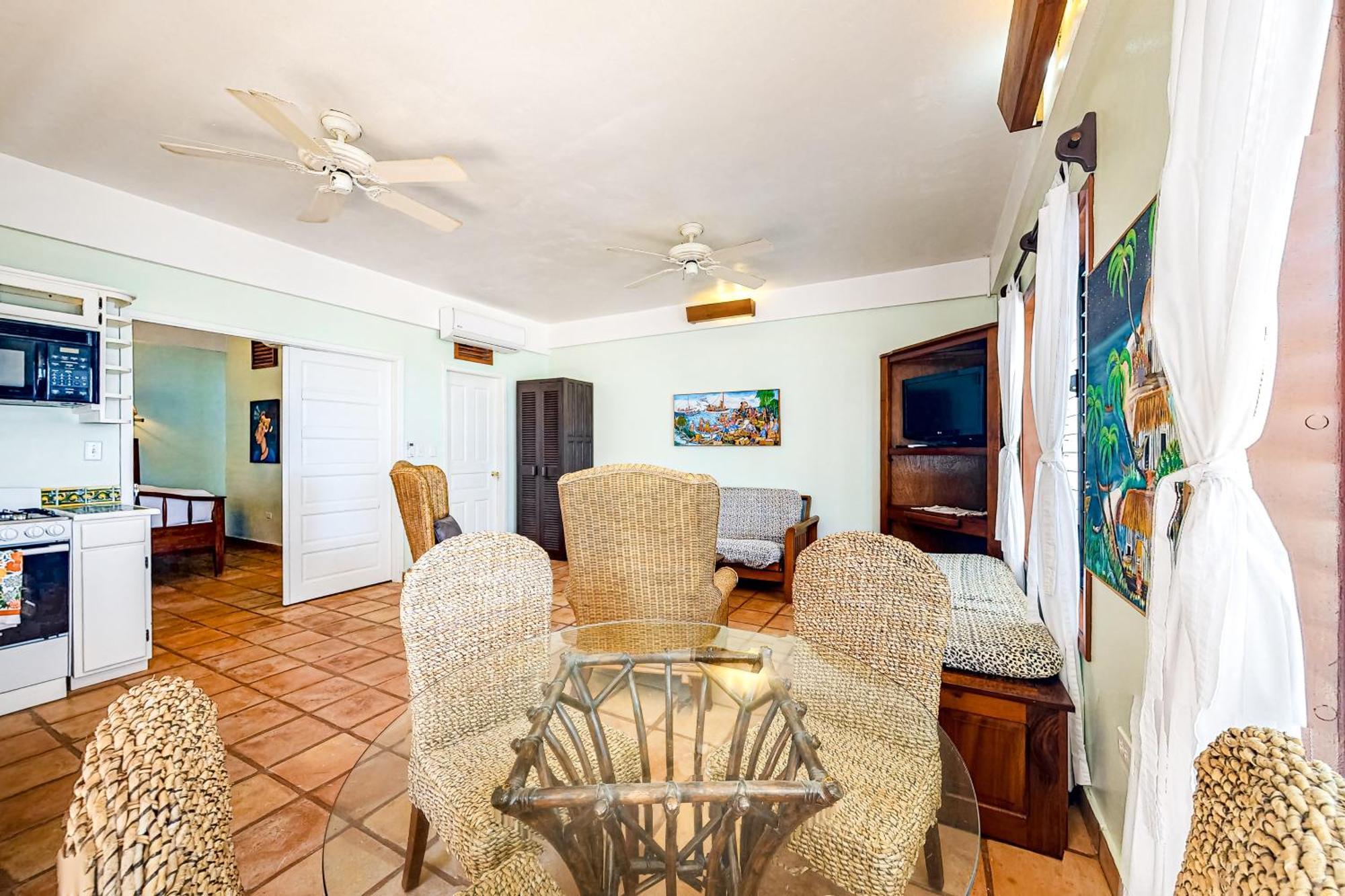 Beachside Villas Gold Standard Certified Placencia Rum bild