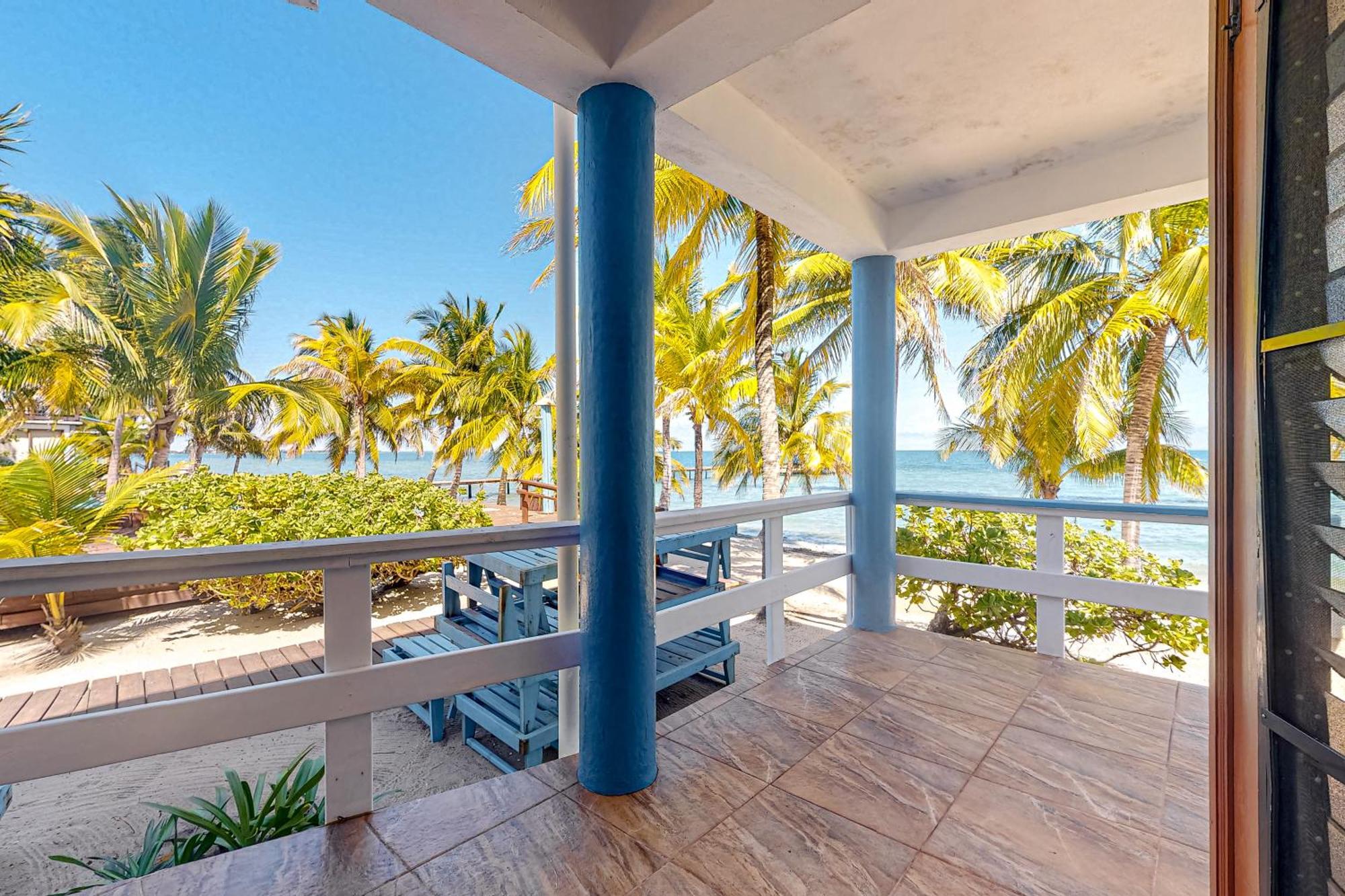 Beachside Villas Gold Standard Certified Placencia Rum bild