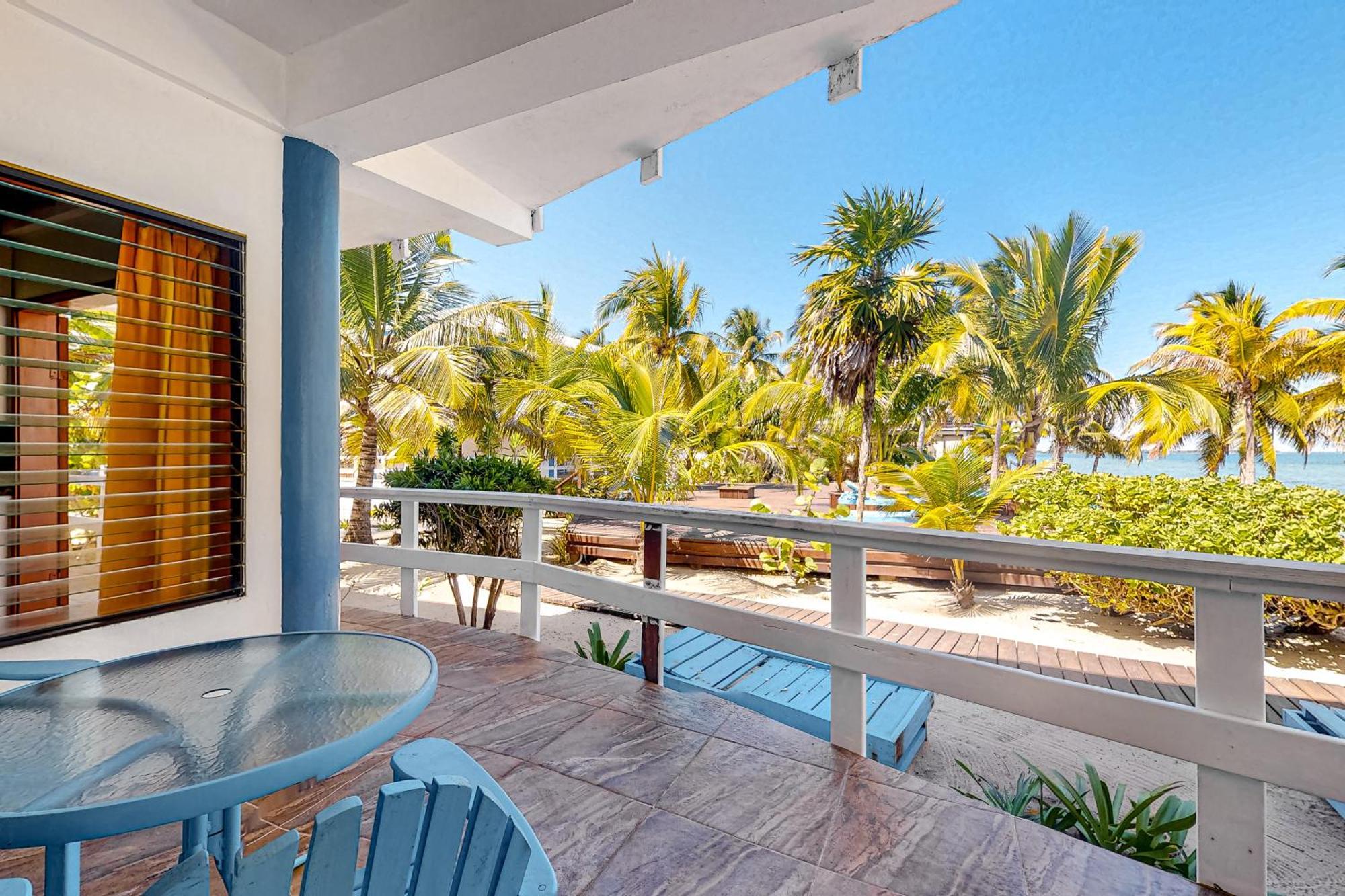 Beachside Villas Gold Standard Certified Placencia Rum bild