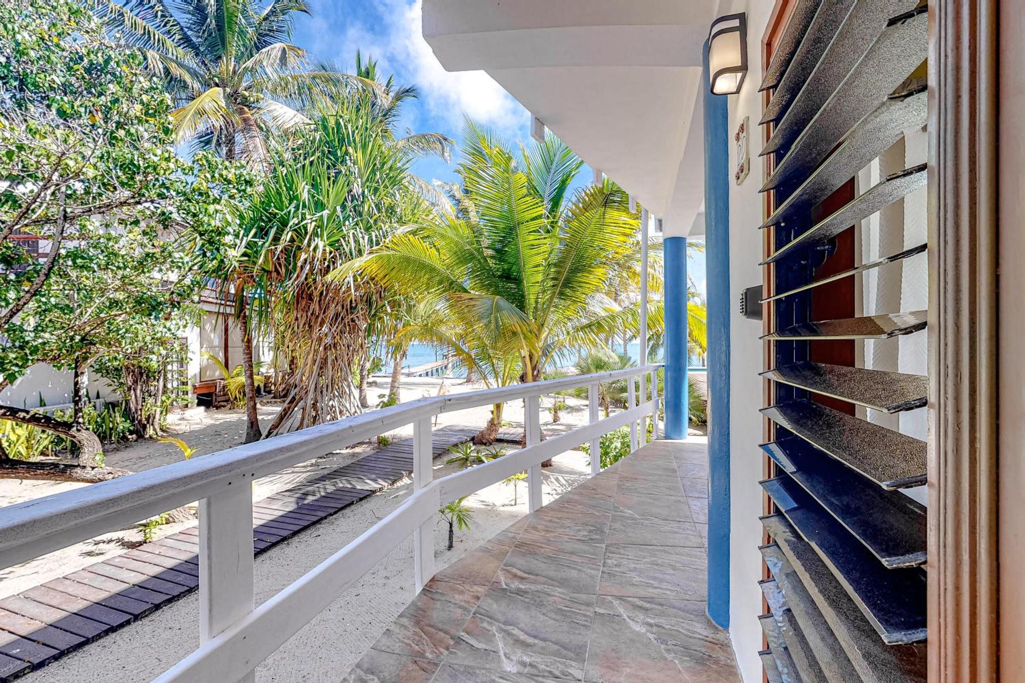 Beachside Villas Gold Standard Certified Placencia Rum bild