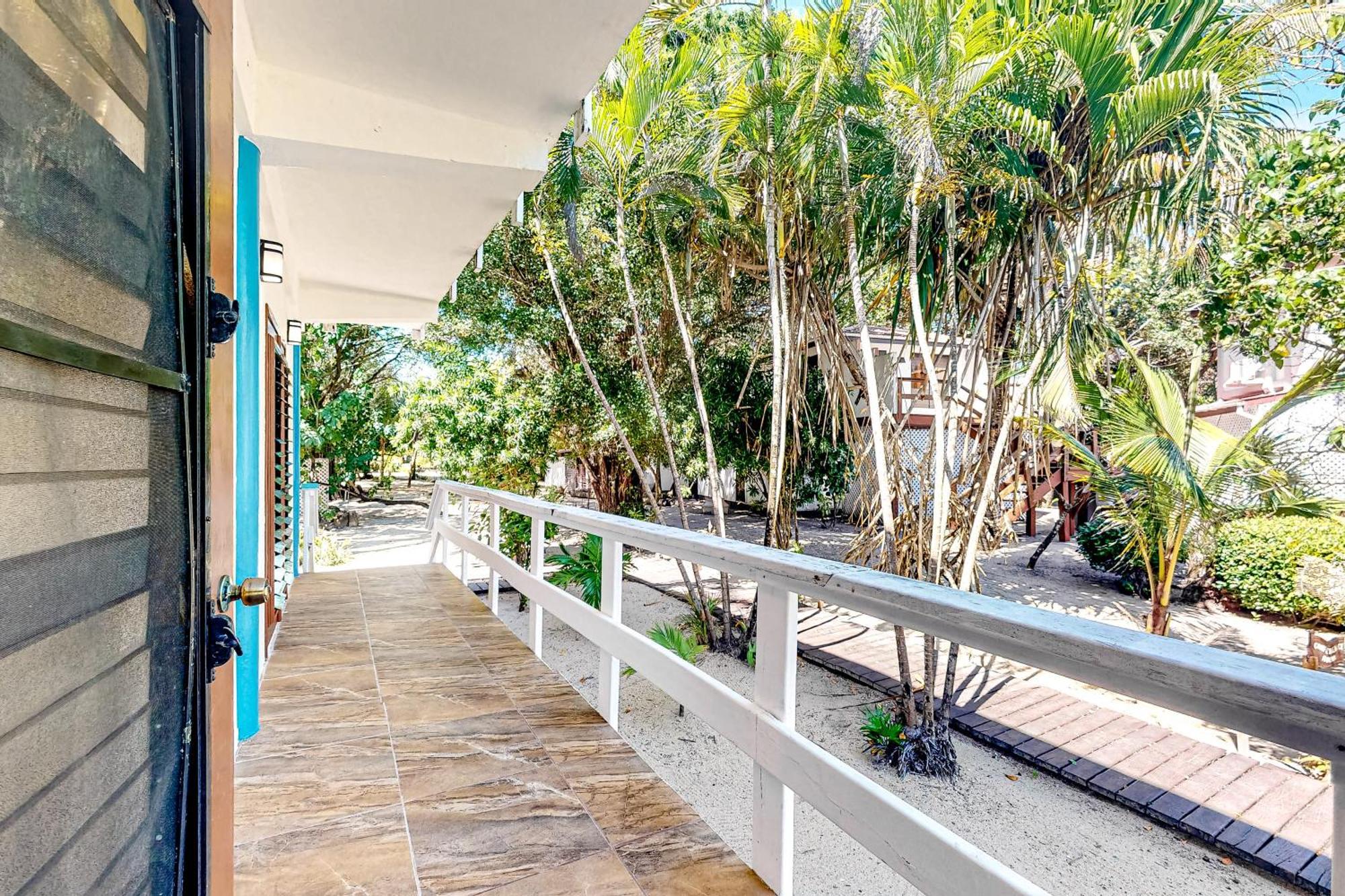 Beachside Villas Gold Standard Certified Placencia Rum bild