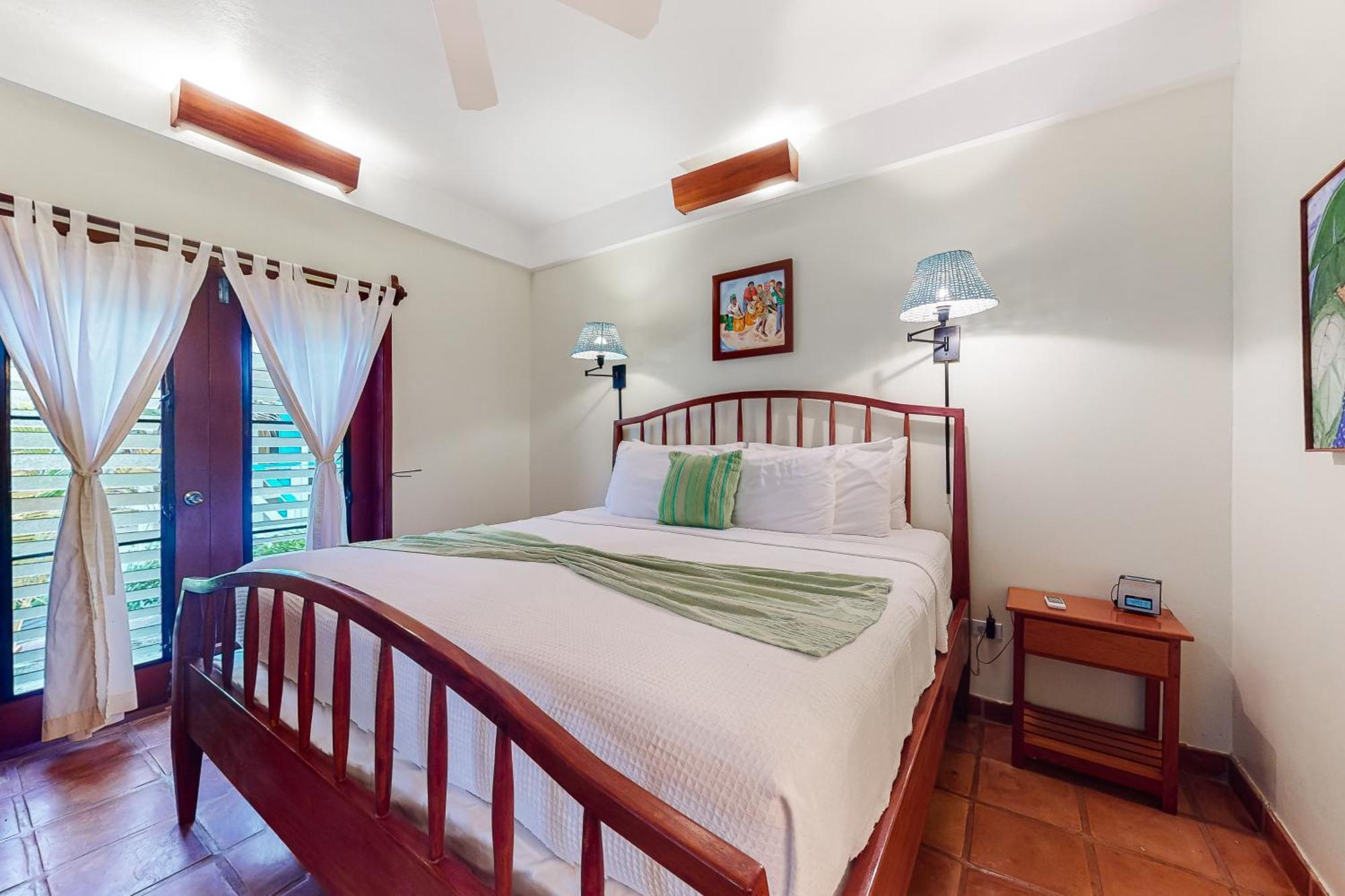 Beachside Villas Gold Standard Certified Placencia Rum bild