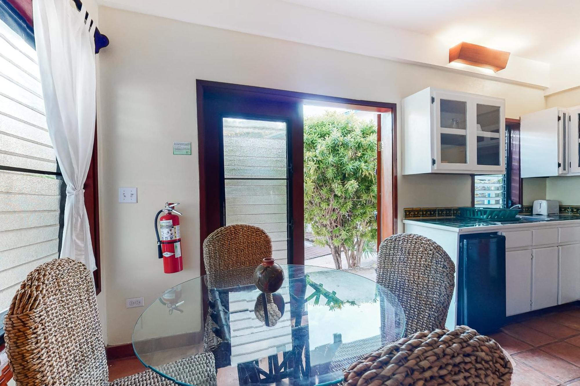 Beachside Villas Gold Standard Certified Placencia Rum bild