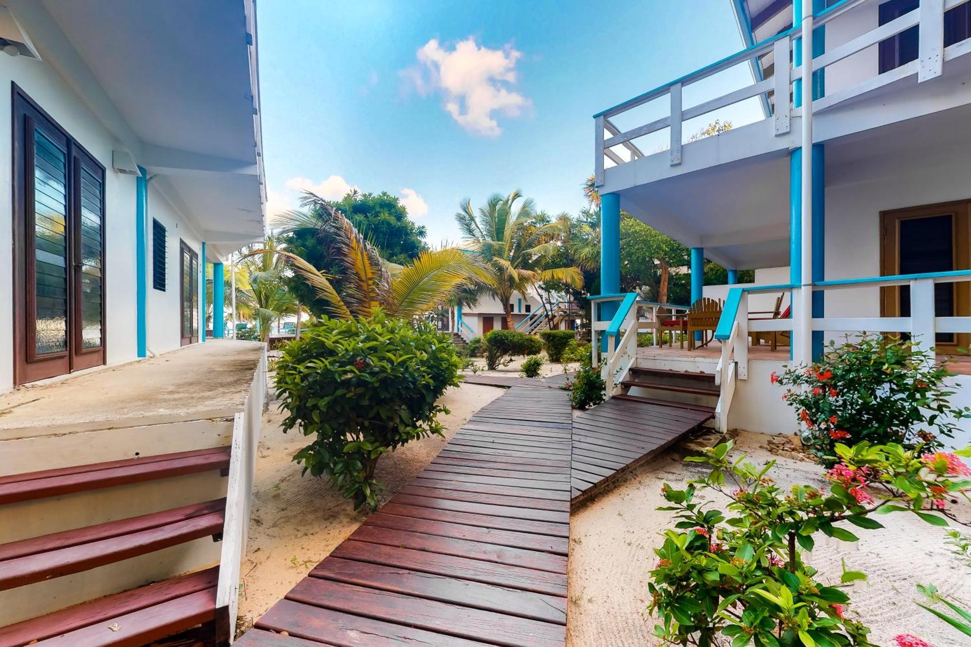Beachside Villas Gold Standard Certified Placencia Rum bild