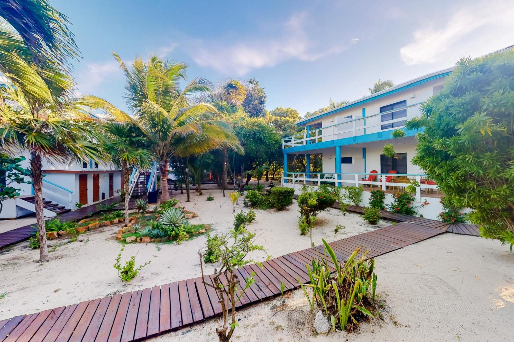 Beachside Villas Gold Standard Certified Placencia Rum bild